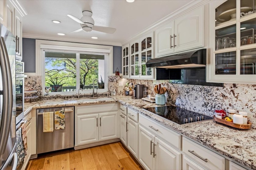 Perfection!! End unit in The Villages! Beautifully updated - photo 12