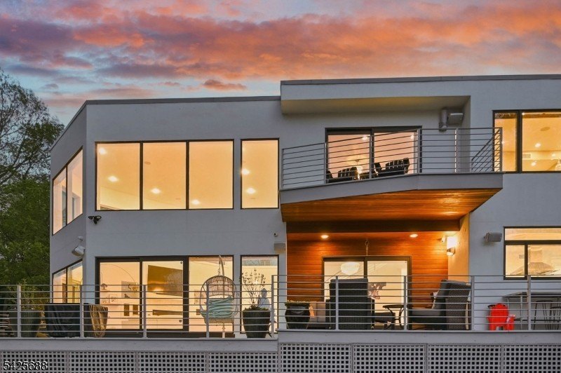 Modern Lakefront Masterpiece: A California-Style Sanctuary - photo 2