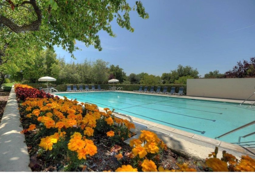Perfection!! End unit in The Villages! Beautifully updated - photo 32