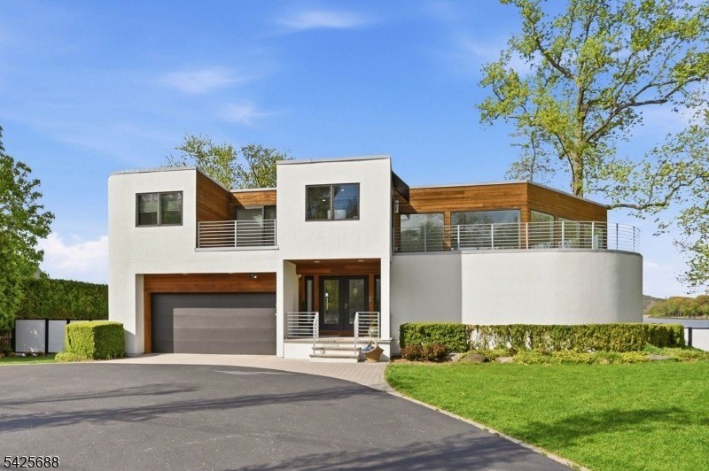 Modern Lakefront Masterpiece: A California-Style Sanctuary - photo 3
