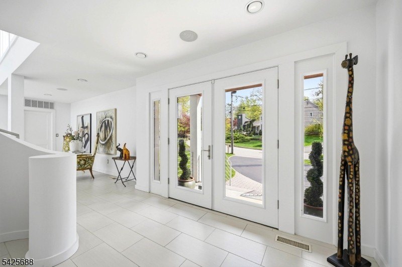 Modern Lakefront Masterpiece: A California-Style Sanctuary - photo 5