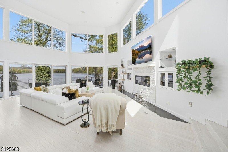 Modern Lakefront Masterpiece: A California-Style Sanctuary - photo 7