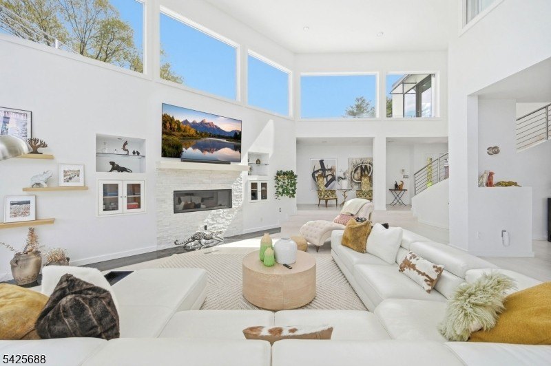 Modern Lakefront Masterpiece: A California-Style Sanctuary - photo 8