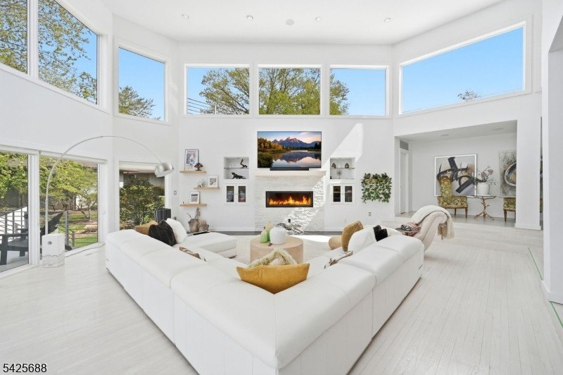 Modern Lakefront Masterpiece: A California-Style Sanctuary - photo 9