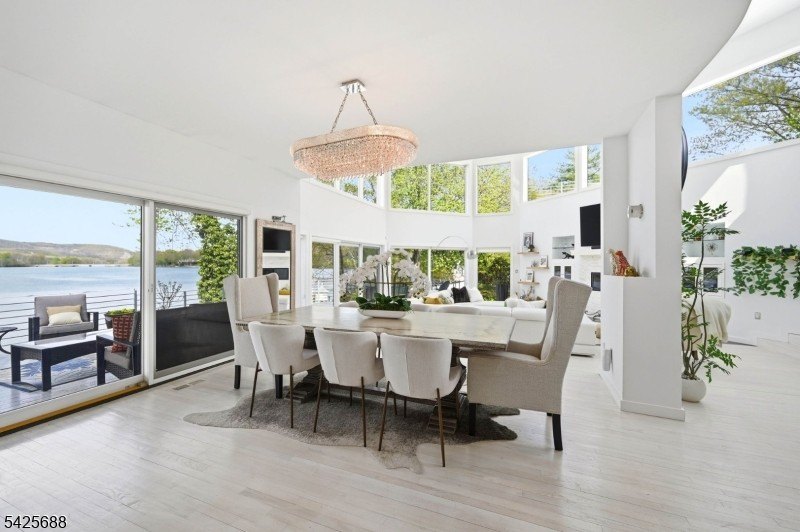 Modern Lakefront Masterpiece: A California-Style Sanctuary - photo 10