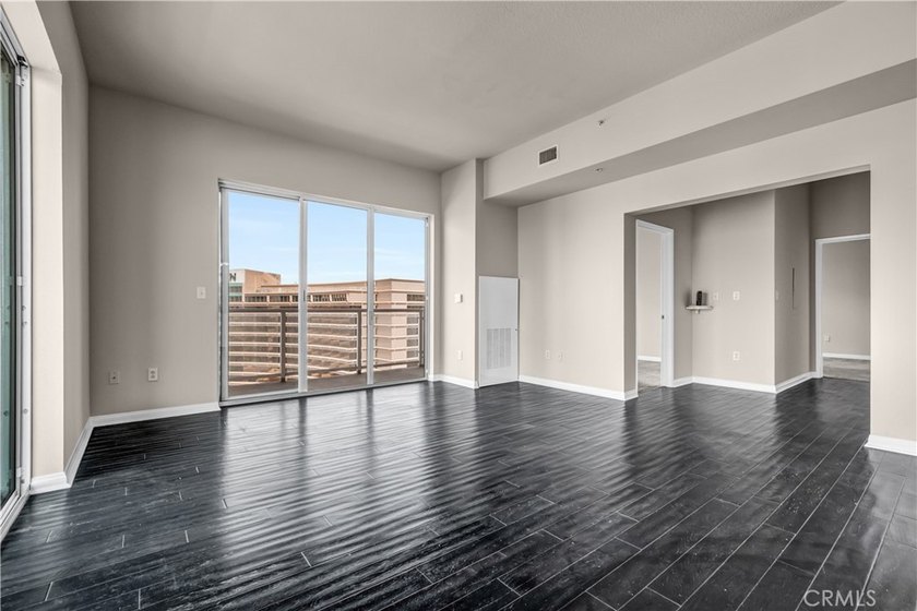 Welcome to the Aqua Towers, where luxury living meets - photo 12