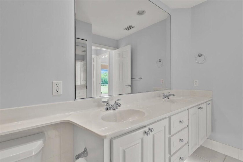 Beautiful Capri model in The Lakes at Tradition. Immaculate - photo 26