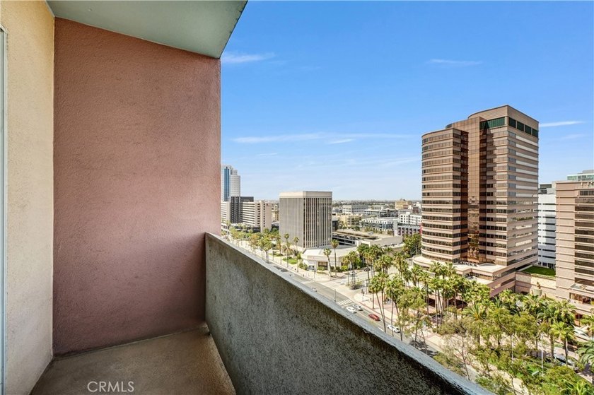 Welcome to the Aqua Towers, where luxury living meets - photo 27