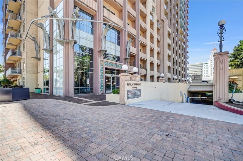 Welcome to the Aqua Towers, where luxury living meets - photo 32