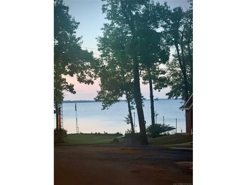 DO YOU WANT COVETED YEAR-ROUND VIEWS OF LAKE EUFAULA, BEAUTIFUL - photo 5