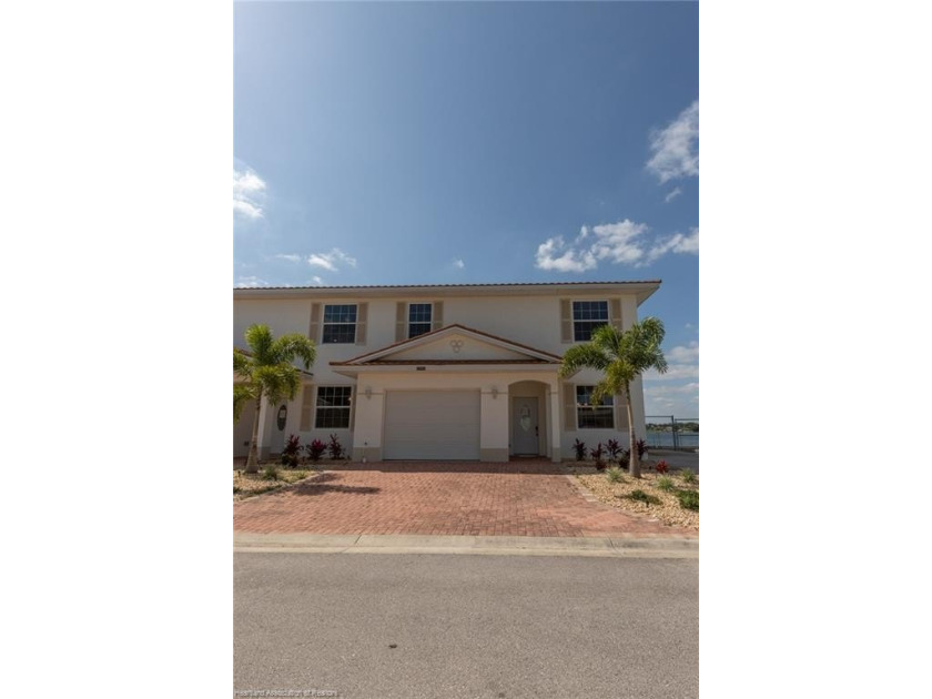 Like-New Luxury Lakefront Townhome - 4BR / 3.5BA / 3 Levels - - photo 2