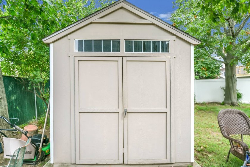 Wide Line Hi Ranch 4/5 Br, 2 Full Baths in Ocean Harbor. Close - photo 8