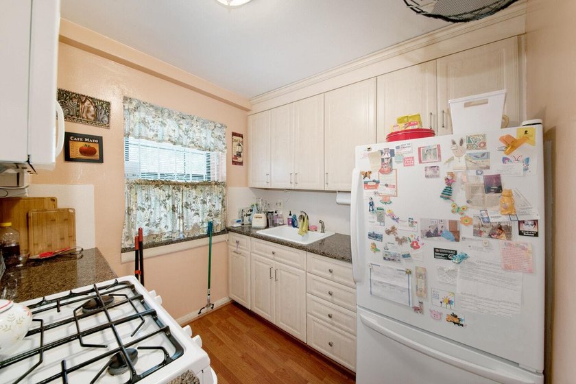 Charming and spacious one-bedroom co-op with great natural light - photo 7