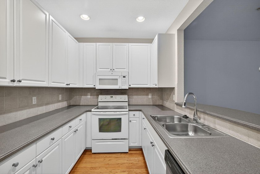 Turnkey investment opportunity in Abacoa with tenant in place at - photo 3