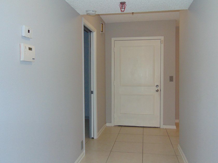 FIRST FLOOR. MOVE IN READY. COVERED PARKING. IMMACULATE JUMBO - photo 17
