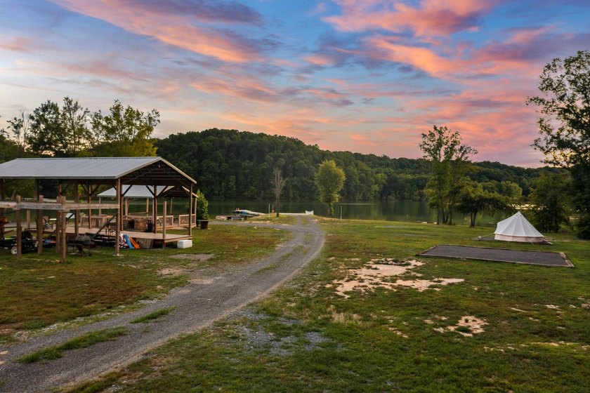 Lake life with a park feele experience the perfect blend of - photo 42