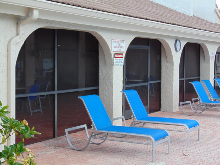 FIRST FLOOR. MOVE IN READY. COVERED PARKING. IMMACULATE JUMBO - photo 44