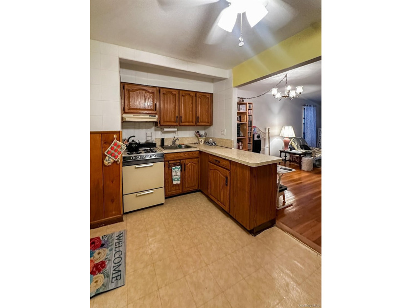 Welcome to this spacious and well-maintained 1-bedroom, 1-bath - photo 4