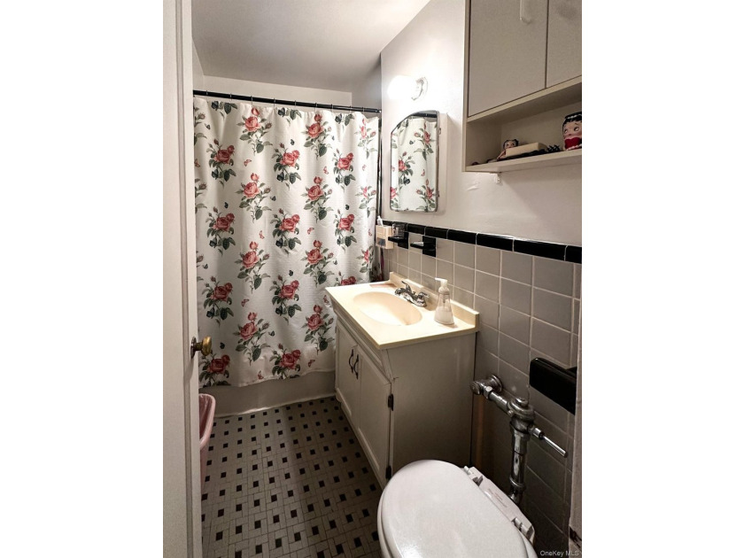 Welcome to this spacious and well-maintained 1-bedroom, 1-bath - photo 8