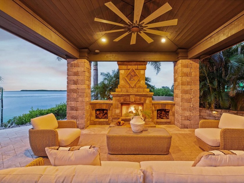 Welcome to an extraordinary waterfront estate in the prestigious - photo 4