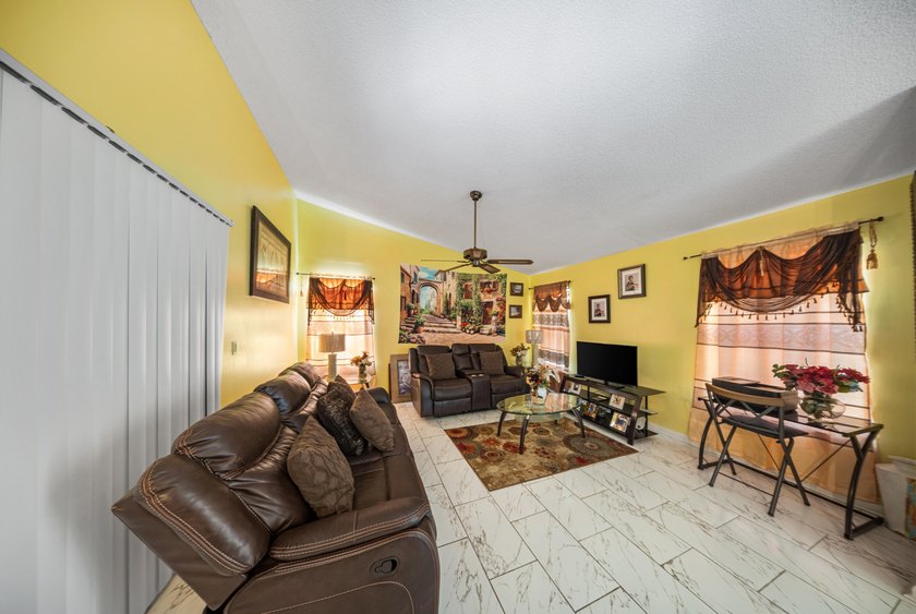 This spacious one-story villa is ideally located in the heart of - photo 2