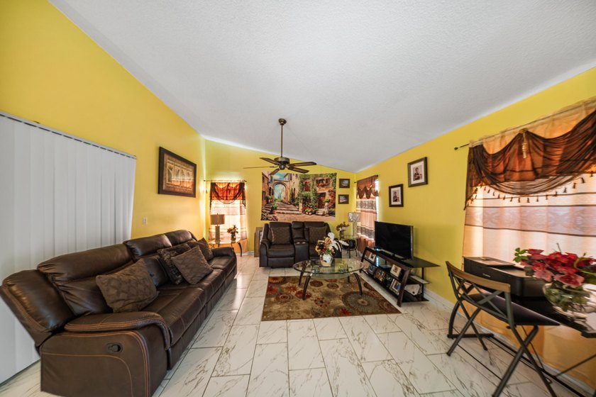 This spacious one-story villa is ideally located in the heart of - photo 4