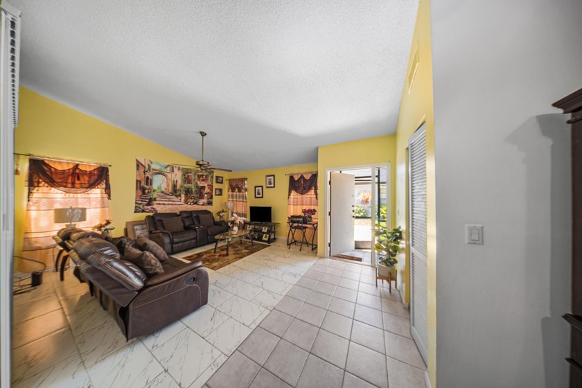 This spacious one-story villa is ideally located in the heart of - photo 6