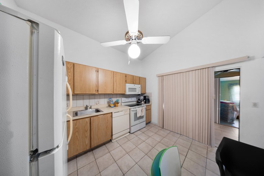 This spacious one-story villa is ideally located in the heart of - photo 10