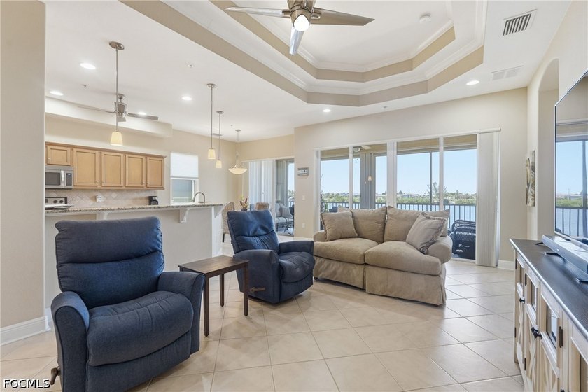 Spacious and bright 3-bedroom + den, 2.5-bath condo with direct - photo 3