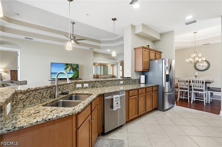 Spacious and bright 3-bedroom + den, 2.5-bath condo with direct - photo 4