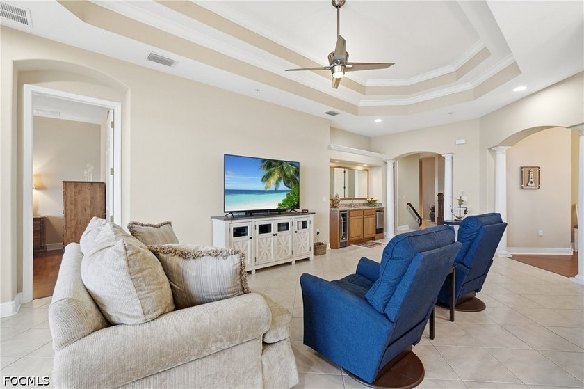Spacious and bright 3-bedroom + den, 2.5-bath condo with direct - photo 5