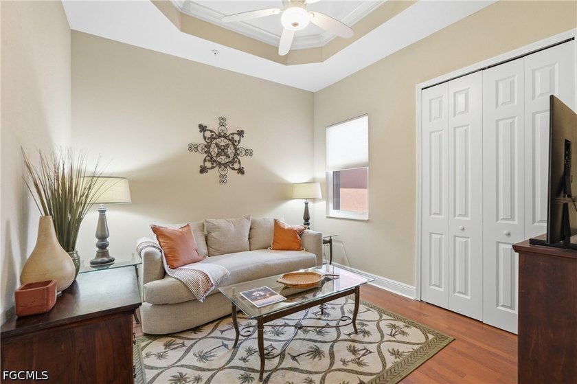 Spacious and bright 3-bedroom + den, 2.5-bath condo with direct - photo 6