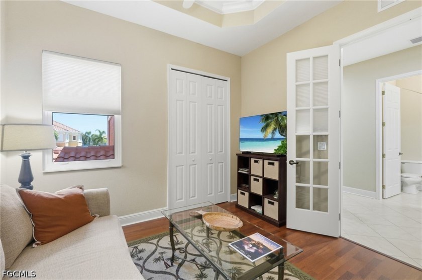 Spacious and bright 3-bedroom + den, 2.5-bath condo with direct - photo 7