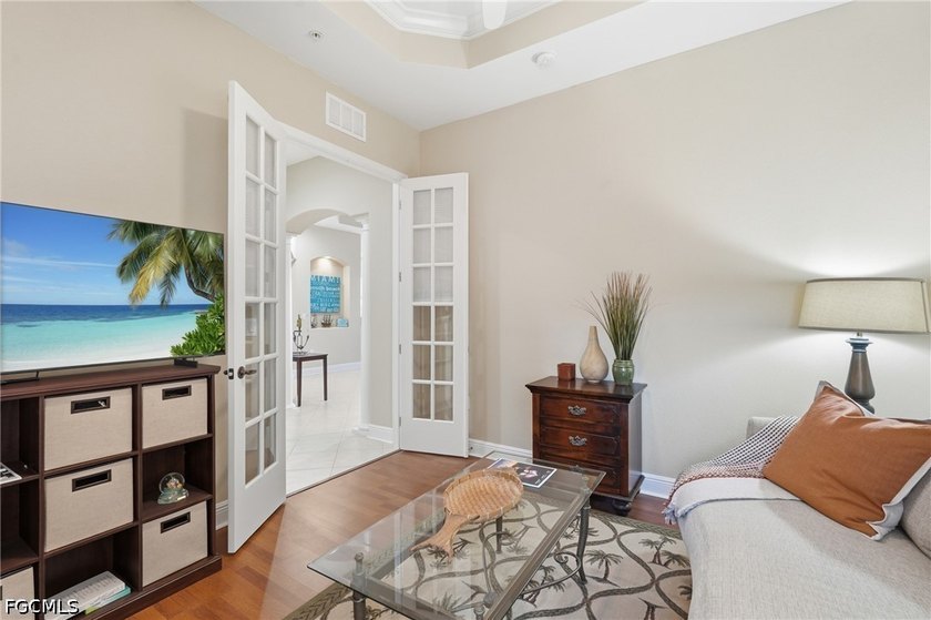 Spacious and bright 3-bedroom + den, 2.5-bath condo with direct - photo 8