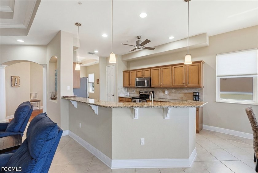 Spacious and bright 3-bedroom + den, 2.5-bath condo with direct - photo 10