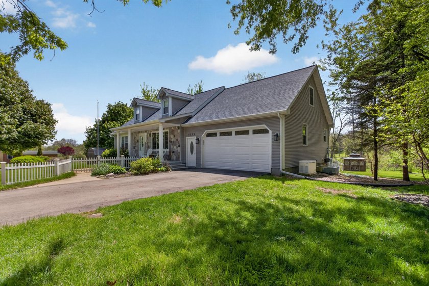 Spacious and beautifully maintained 4-bedroom, 4-bath home - photo 3