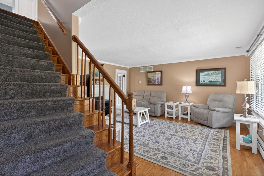 Spacious and beautifully maintained 4-bedroom, 4-bath home - photo 8