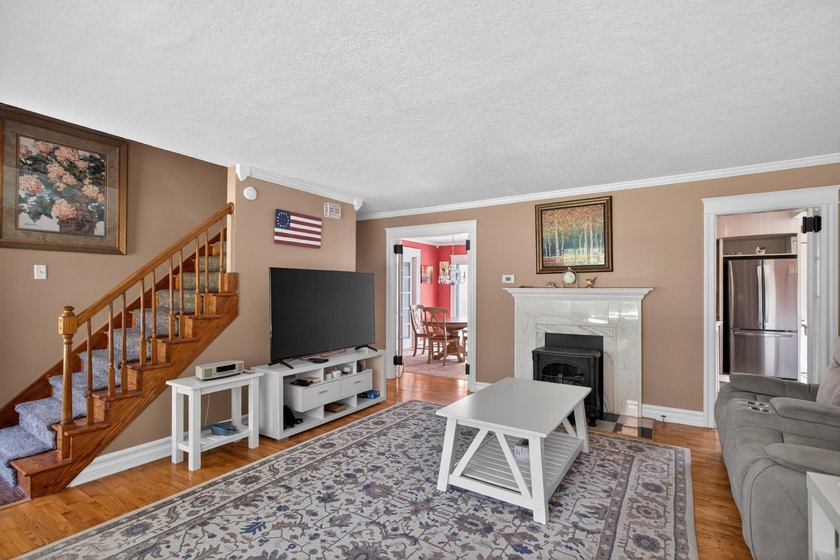Spacious and beautifully maintained 4-bedroom, 4-bath home - photo 9