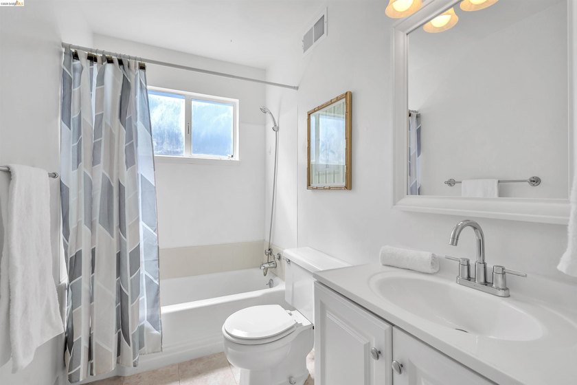 Charming upper May Valley 3 bedroom/ 2 bath home with a - photo 16
