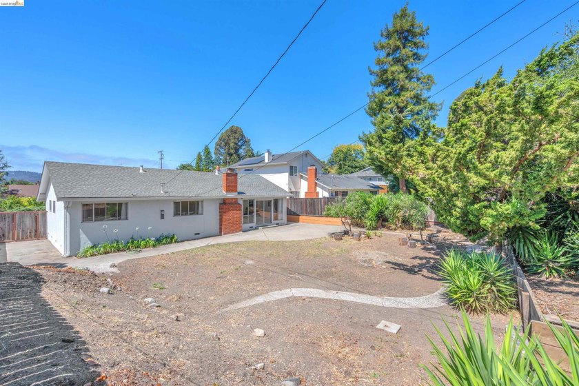Charming upper May Valley 3 bedroom/ 2 bath home with a - photo 21