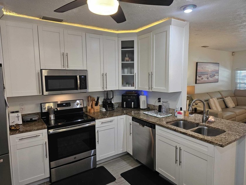 Beautiful single family pool home in La Mancha Royal Palm Beach - photo 14