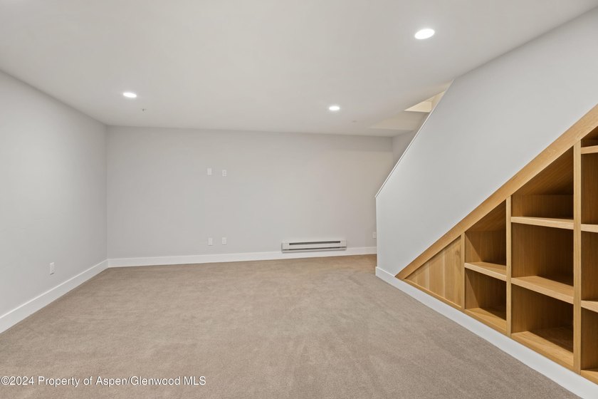 Welcome to your dream home! This fabulous 4-bedroom modern - photo 15