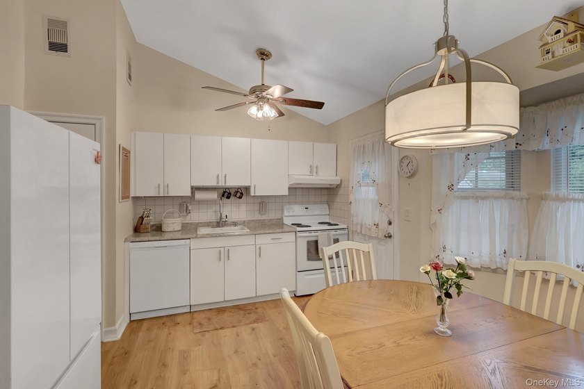 This solid 1988 built three-bedroom, two-bathroom ranch offers 1 - photo 5