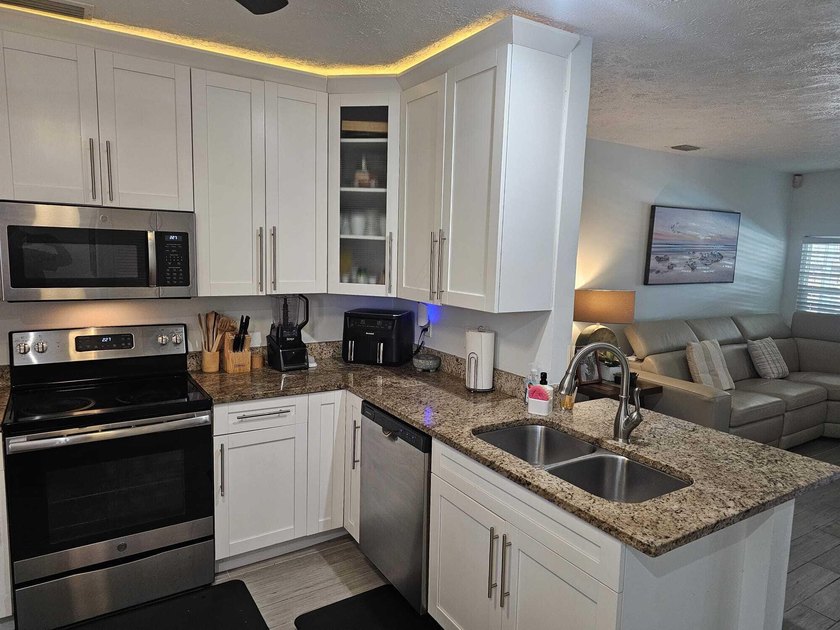Beautiful single family pool home in La Mancha Royal Palm Beach - photo 15