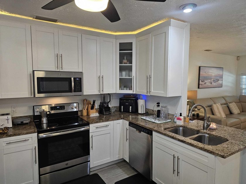 Beautiful single family pool home in La Mancha Royal Palm Beach - photo 18