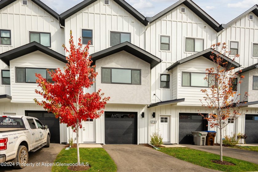Welcome to your dream home! This fabulous 4-bedroom modern - photo 20