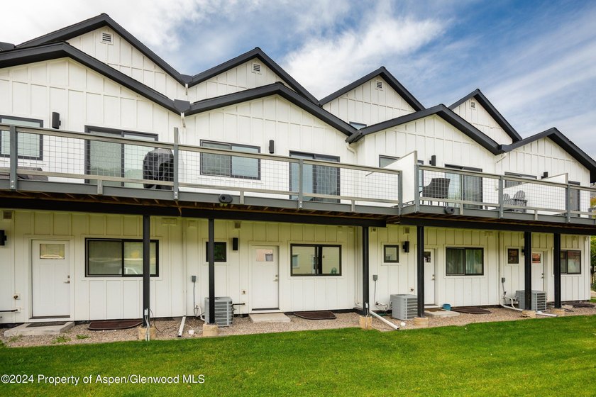 Welcome to your dream home! This fabulous 4-bedroom modern - photo 27