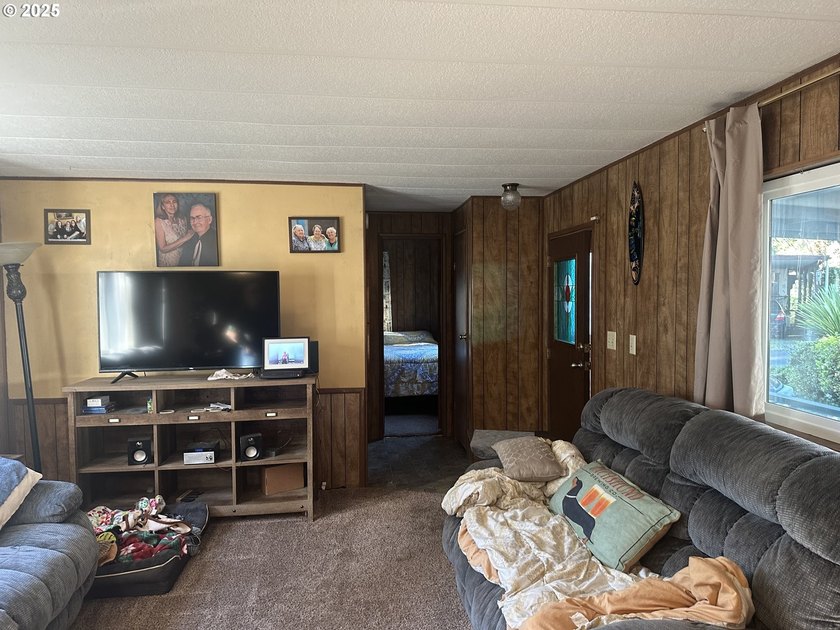 This comfy 2 bdrm/2 bath home in a 55+ park up the Chetco river - photo 4