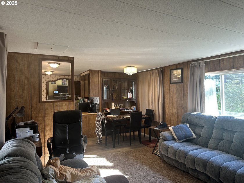 This comfy 2 bdrm/2 bath home in a 55+ park up the Chetco river - photo 5
