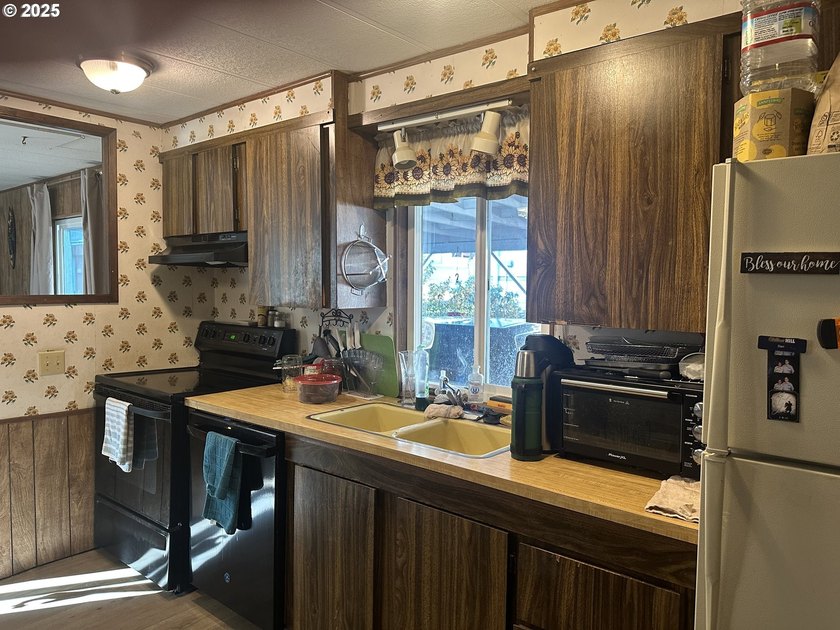 This comfy 2 bdrm/2 bath home in a 55+ park up the Chetco river - photo 6
